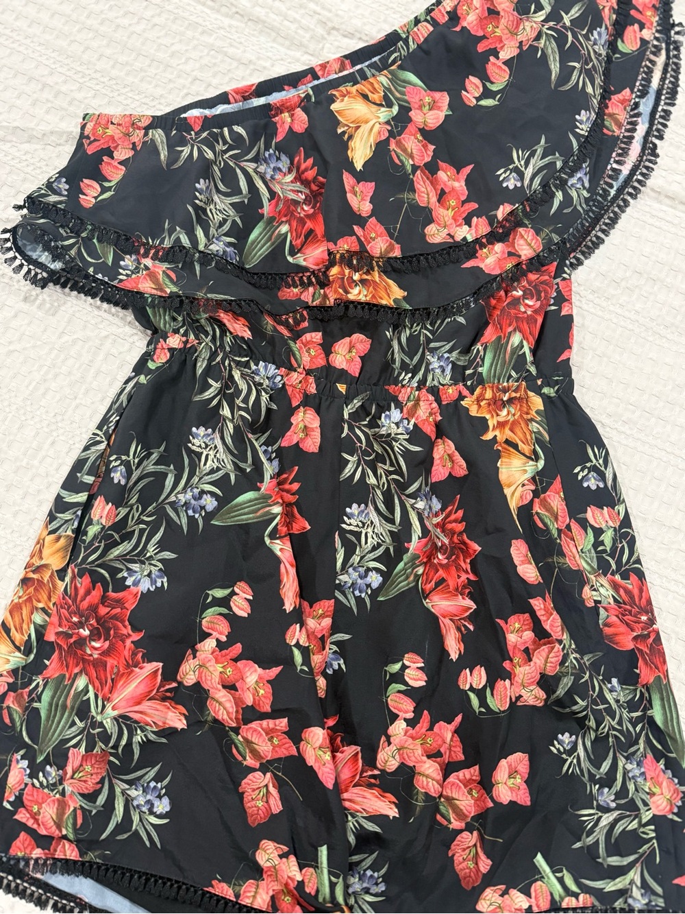 bebe Black One-Shoulder Floral Romper with Lace Trim - Picture 4 of 8